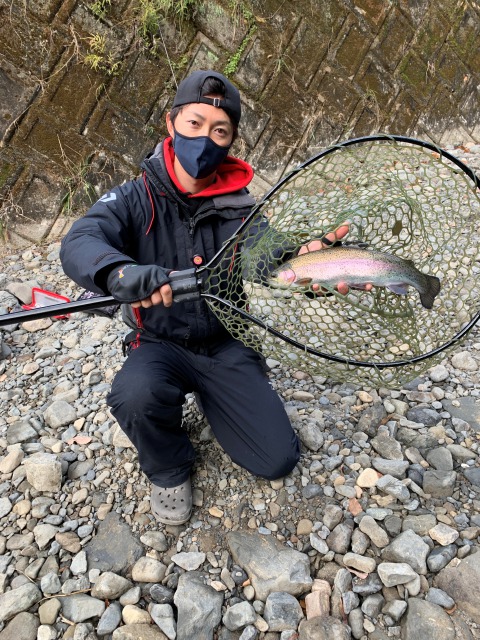 芥川マス釣り場にてトラウトフィッシング