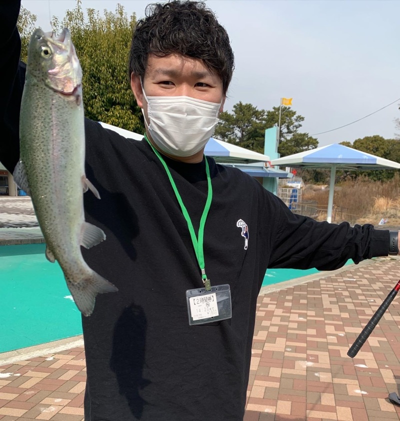 プールで釣り!!