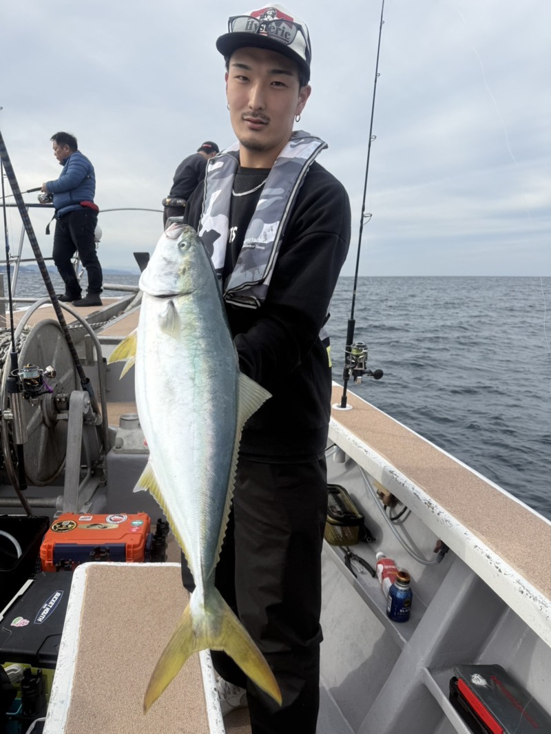 京都丹後半島沖のジギング船でブリ・メジロ釣果