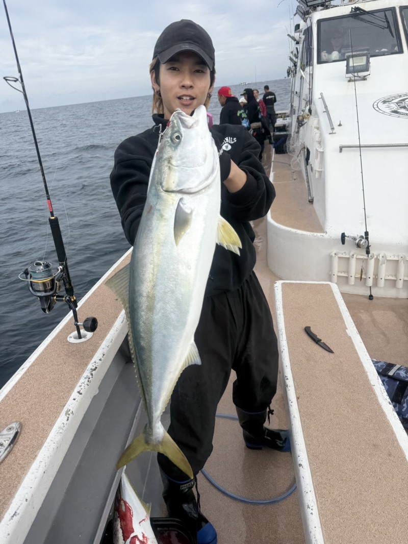 京都丹後半島沖のジギング船でブリ・メジロ釣果