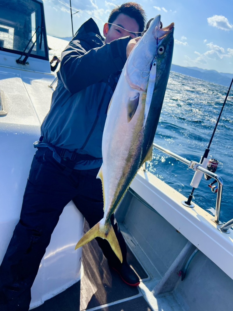 京都府丹後半島沖のジギング船でブリ釣果