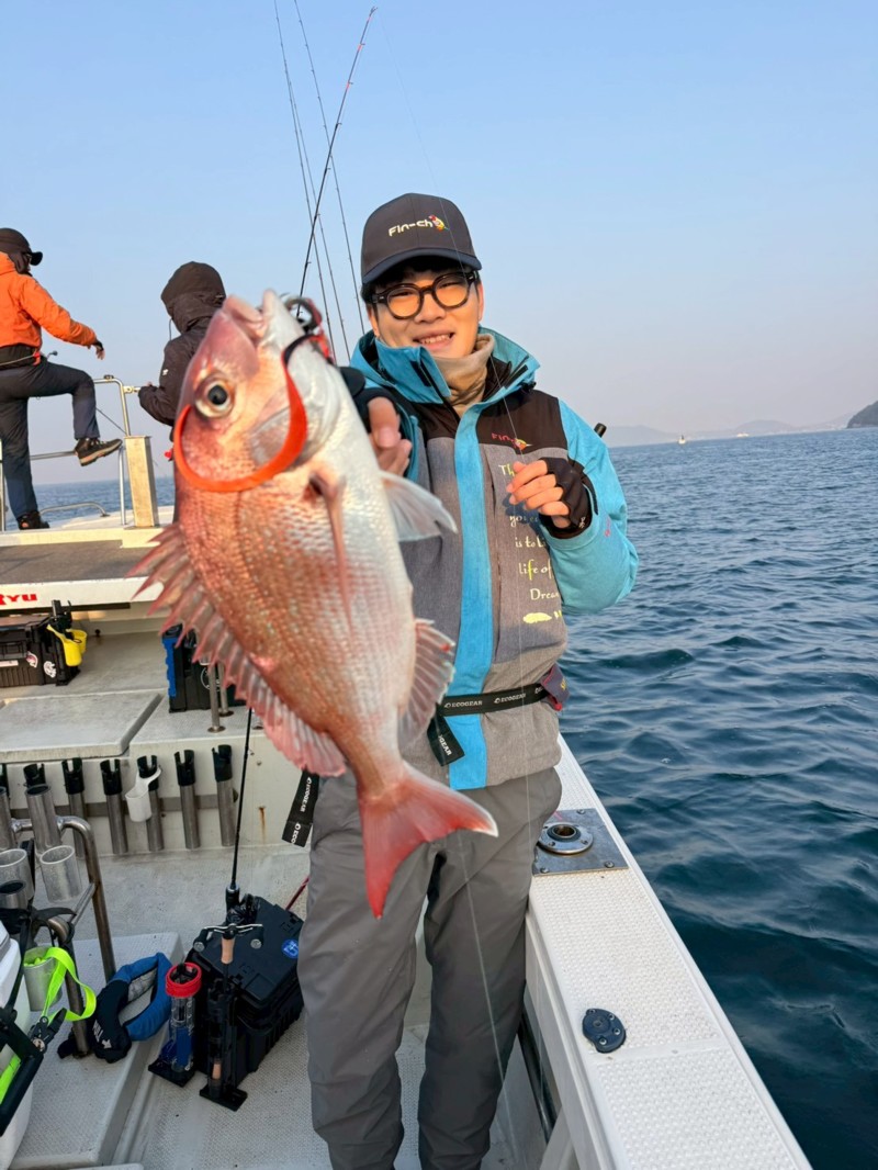 兵庫県東二見「海豚」から小豆島への遠征便によるタイ釣果