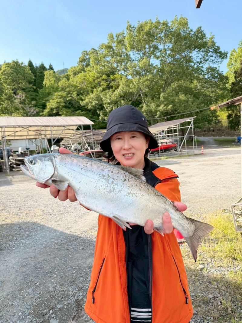 滋賀県琵琶湖トローリングでビワマス釣果