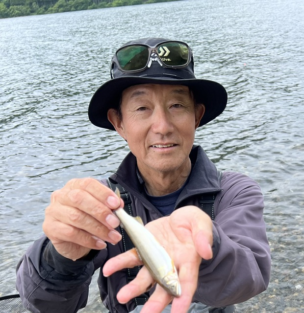琵琶湖湖北の浜で小鮎釣り
