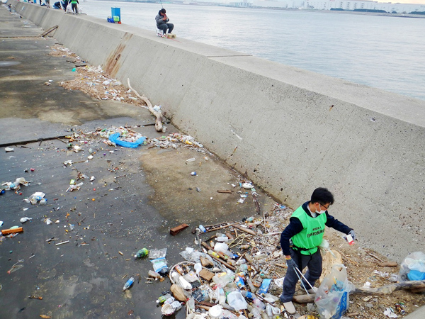 大阪南港かもめ大橋　釣場清掃